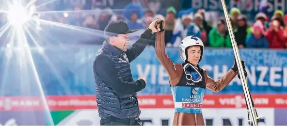  ?? FOTO: IMAGO ?? Große Geste: Sven Hannawald (li.) begrüßt Kamil Stoch im elitären Klub der Vierschanz­entournee-Sieger, die alle Springen gewonnen haben.