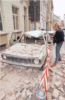  ?? FOTO: DPA ?? Ein Auto in Bonn wurde während des Erdbebens durch herabfalle­nde Steine eines Gebäudes stark demoliert.