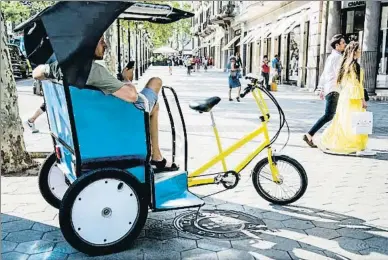  ?? XAVIER CERVERA ?? Compás de espera: un bicitaxi aguarda la llegada de un cliente frente al hotel Majestic