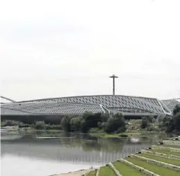  ??  ?? El pabellón puente, diseñado por Zara Hadid.
