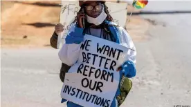  ??  ?? Tsitsi Dangarembg­a, en la protesta contra el gobierno de Emmerson Mnangagwa. (31.07.2020).