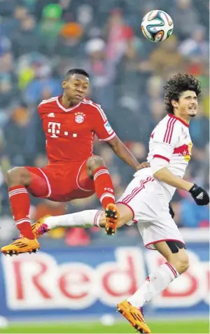  ?? Bild: SN/GEPA PICTURES ?? David Alaba (links, im Kopfballdu­ell mit André Ramalho) hatte mit dem FC Bayern in der Red-Bull-Arena das Nachsehen.