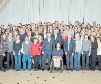  ??  ?? Foto de familia. Candidatos en Olivos, con Macri, Vidal, Carrió y Michetti en el centro.