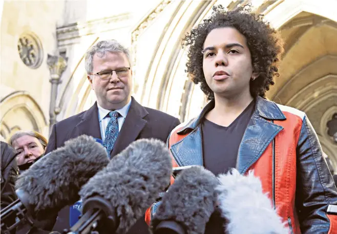  ?? ?? Keira Bell, who took puberty blockers at the age of 16 before ‘detransiti­oning’, outside the Royal Courts of Justice in 2020