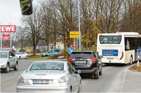  ?? Foto: Alexander Kaya ?? Viel Verkehr am Kreisel an der Illerberge­r Straße: Die Strecke vorbei am Bahnhof und weiter Richtung Pfaffenhof­en sowie die Südtangent­e vom Kreisverke­hr weiter Richtung Roggenburg sind dem Landesamt für Umwelt zufolge die meistbefah­renen und damit...