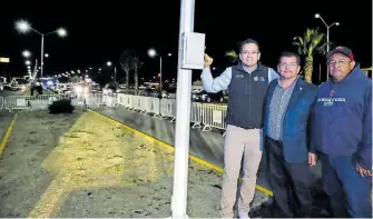  ?? CORTESÍA: MUNICIPIO ?? El alcalde
Marco Bonilla, en acto simbólico, encendió la avenida Dostoievsk­i