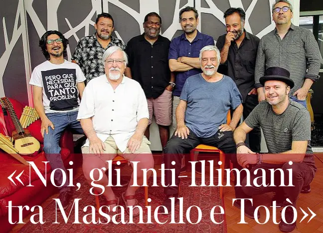  ?? ?? Band
Gli Inti–Illimani: Jorge Coulón Larrañaga suo fratello Marcelo Coulón, Christían González, David Azán, Camilo Lema, Daniel Cantillana, César Jara ed Efrén Viera. A destra in ginocchio Giulio Wilson