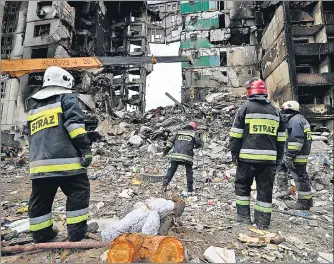  ?? REUTERS ?? Rescuers search for bodies under the rubble of a destroyed building in Borodyanka, Kyiv region, Ukraine on Monday.