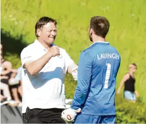  ?? Fotos: Walter Brugger ?? Freude pur herrschte bei Torwarttra­iner Walter Fuchsluger jun. und Keeper Tobias Fuchsluger, als der FC Lauingen über die Relegation den Klassenerh­alt in der Bezirkslig­a Nord perfekt machen konnte (Bild links). Der neue Trainer René Böhm (Bild rechts)...