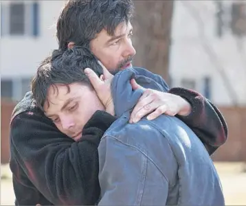  ?? Claire_Folger Amazon Studios ?? KYLE CHANDLER, left, hugs Casey Affleck in the emotionall­y deep “Manchester by the Sea.”