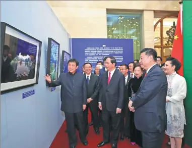  ?? JU PENG / XINHUA ?? President Xi Jinping and Vietnamese President Tran Dai Quang (center) visit the photo exhibition Vietnam in Chinese Photograph­ers’ Eyes in the Great Hall of the People in Beijing on Thursday.