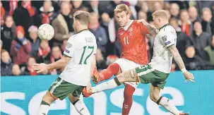  ?? — Gambar Reuters ?? SENGIT: Sebahagian daripada babak-babak aksi perlawanan ‘play-off’ pertama kelayakan Piala Dunia 2018 di antara Denmark dan Republik Ireland di Copenhagen, Denmark.