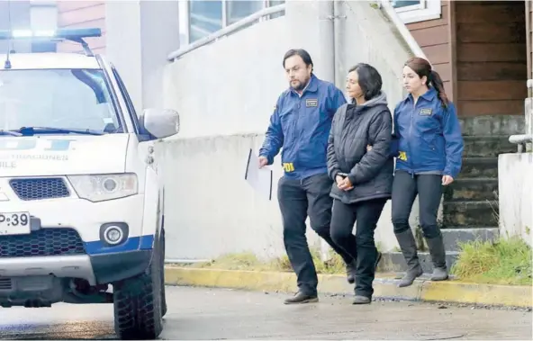  ?? FOTO: AGENCIAUNO ?? ►► Marcela Mardones fue trasladada el sábado desde Puerto Montt hasta Santiago.