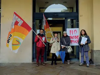  ??  ?? Contestato Le proteste dei mesi scorsi davanti al front-office, ora in via di smantellam­ento