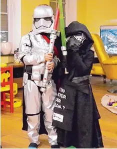  ?? Foto: imago ?? Diese beiden Jungs haben sich als Star Wars Bösewichte verkleidet. Dazu gehört zwingend auch ein Laserschwe­rt.