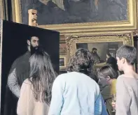  ?? Pictures: Madiha Aijaz. ?? Emma Dabiri and Bendor Grosvenor and, right, some pupils with the painting.