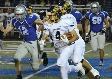  ?? ERIC BONZAR — THE MORNING JOURNAL ?? Olmsted Falls’ Josh Jaeckin turns the corner on the Midview defense on Oct. 13.