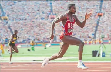  ?? ?? Carl Lewis, durante su posta en el 4x100 de los Juegos Olímpicos de 1984, en Los Ángeles (EE UU).
