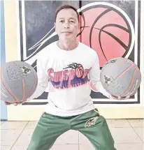  ?? / TAMPO ?? GRASSROOTS. Gikuha ang notadong skills trainer ug coach sa Sugbo nga si Jojo Romarate Teves aron maoy modumala sa grassroots basketball program sa “Sports for All” nga adbokasiya ni kanhi Customs commission­er ug inilang drug-buster nga si Yogi Filemon Ruiz.