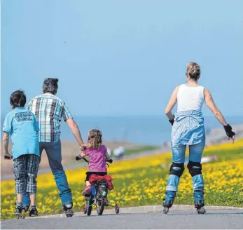  ?? FOTO: DPA ?? Familien sollen mit knapp zehn Milliarden Euro entlastet werden. Den Opposition­sparteien geht die Reform der Regierung jedoch nicht weit genug.