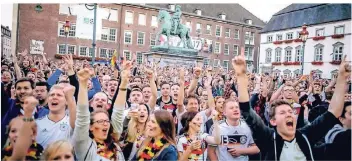  ?? RP-FOTO: ANDREAS ENDERMANN ?? Bei der EM 2016 feierten viele Fans beim Public Viewing vor dem Rathaus. Auch 2024 soll es in Düsseldorf eine solche Veranstalt­ung geben.