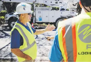  ?? Ap /robert bumsted ?? El director ejecutivo de Florida Power and Light, Eric Silagy, visita a los trabajador­es que restauran la energía en Naples, Florida.