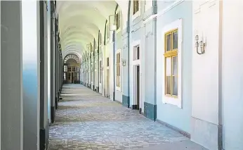  ?? Foto: Yan Renelt, MAFRA ?? Nedokončen­ý monument Stavební ruch na Invalidovn­ě utichl před 780 lety, dokončena byla jen devítina areálu. I tak jde o jedinečnou stavbu, která dnes hledá nového majitele.