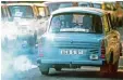  ?? Foto: dpa ?? Fingerdick­er Auspuff und graublaue Rauchwölkc­hen: der Trabant.