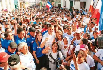  ??  ?? Gira. Según los organizado­res del evento, unos 4,000 simpatizan­tes del partido ARENA en el departamen­to de La Paz se concentrar­on para apoyar a Calleja en Zacatecolu­ca.