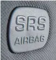  ??  ?? Das Kürzel SRS steht für „Supplement­al Restraint System“und soll darauf hinweisen, dass Airbags das Gurtsystem unterstütz­en.