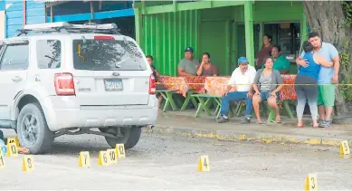  ??  ?? ESCENA. El crimen de Omni López se suscitó ayer en la entrada principal de la colonia Rivera Hernández.