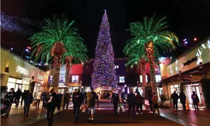  ?? People shop on Thursday in Los Angeles, California. Photograph: Frederic J Brown/AFP/Getty Images ??