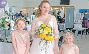  ?? 06_a12Wedding­Show08 ?? Bride for the day Sarah Shackleton from Lochgilphe­ad with her flower girls Sophie MacIver, left, and Carly Cranston.