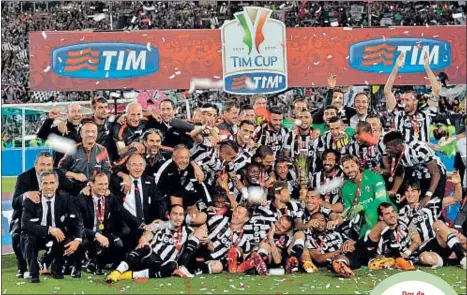  ?? ALESSANDRO DI MEO / EFE ?? Los bianconeri celebran en el estadio olímpico de Roma el triunfo en la Coppa Italia, su segundo título de la
temporada