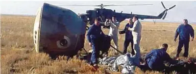  ??  ?? Pasukan penyelamat berkumpul dekat Kapsul Soyuz untuk membantu Hague dan Ovchinin selepas dua angkasawan itu melakukan pendaratan cemas di padang rumput di Zhezkazgan, Kazakhstan, kelmarin.