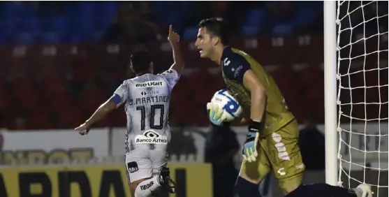  ?? IMAGO7 ?? El festejo de Osvaldo Martínez; Veracruz ya tiene 30 partidos sin ganar.