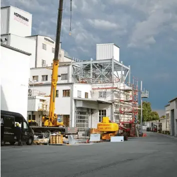  ?? Foto: Manfred Dittenhofe­r ?? Mit dem Autokran werden bei Hoffmann Mineral in Neuburg die Stahlteile für die Erhöhung der Halle nach oben gehievt. Anschließe­nd wird das Stahlgerip­pe verkleidet und darin die neue Aufbereitu­ngsanlage eingebaut.