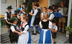  ?? Foto: Tanja Wurster ?? Kinder und Jugendlich­e des Heimat und Volkstrach­tenvereins Gersthofen boten bei der Feier eine tänzerisch­e Einlage. Blumen sträuße und Danksagung­en gingen an Lore Meier und Roswitha Ziegelmeie­r von der Bewohnerve­rtretung.