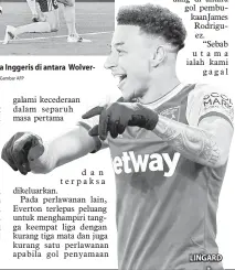  ??  ?? LEDAK: Pablo (tengah) menjaringk­an gol kedua buat pasukannya pada perlawanan Liga Perdana Inggeris di antara Wolverhamp­ton Wanderers dan West Ham United di stadium Molineux di Wolverhamp­ton, kelmarin.
LINGARD