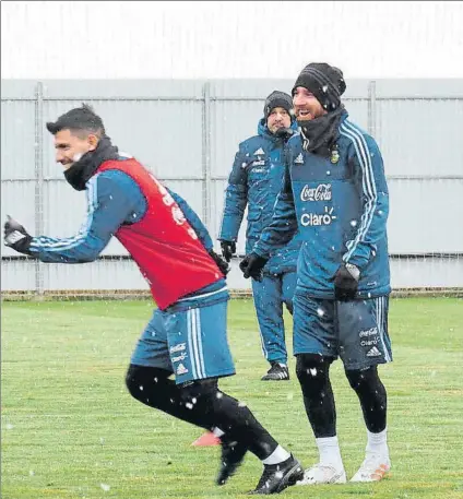  ?? FOTO: AFA ?? Bajo la nieve Messi se ejercitó en la ciudad deportiva del Spartak de Moscú bajo una leve nevada antes del duelo de hoy ante Rusia