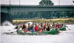  ??  ?? Kräftig ins Zeug legen mussten sich die Teilnehmer des Hammer Kappesrenn­ens, um gegen die Konkurrenz auf dem Wasser zu bestehen.