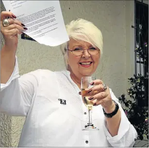  ?? PHOTOGRAPH: EUGENE COETZEE ?? ROYAL REWARD: Lindsay Ziehl celebrates with a glass of bubbly and the letter she received informing her that she was being honoured with an MBE by Queen Elizabeth