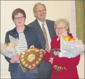  ??  ?? Stan Pitt Award 2018 L-R Presenter Sally Sharpling Chairman Peter Chick and Winner Diane Faulks Picture sent by Peckleton Parish Council