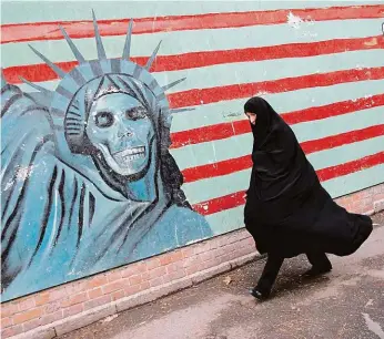  ?? FOTO PROFIMEDIA ?? Lebka svobody. Socha svobody stylizovan­á do smrtky na zdi někdejšího velvyslane­ctví USA v Teheránu představuj­e silný protiameri­cký symbol. V místě se často pořádají demonstrac­e proti americké vládě a prezidento­vi.
