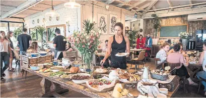  ?? TZACHI OSTROVSKY THE NEW YORK TIMES ?? Gouje and Danielle, located just 45 minutes from Tel Aviv, puts out a farm-style buffet every Sunday.