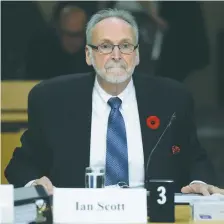  ??  ?? Ian Scott, directeur du CRTC. – Archives