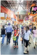  ??  ?? BUSTLING Singapore street market