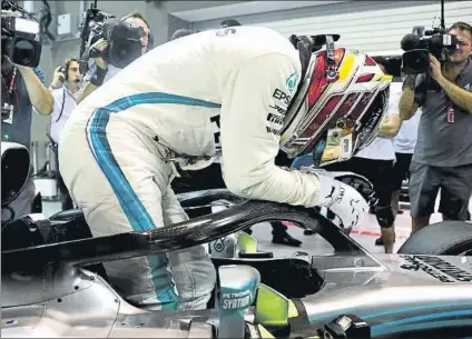  ?? FOTO: GETTY ?? Lewis Hamilton, muy emocionado antes de sacarse el casco. El líder del Mundial se sacó del bolsillo una de sus mejores vueltas