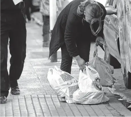  ??  ?? Algunos comercios continúan entregando bolsas camiseta, pero no los supermerca­dos, que las retiraron en 2015.