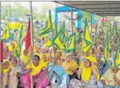  ?? HT PHOTO ?? Farmers staging a protest in front of a Reliance Group filling station at Lehal Khurd village in Sangrur district.